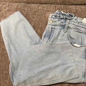 Hollister Ruffle Top Curvy High-Rise Mom Jean